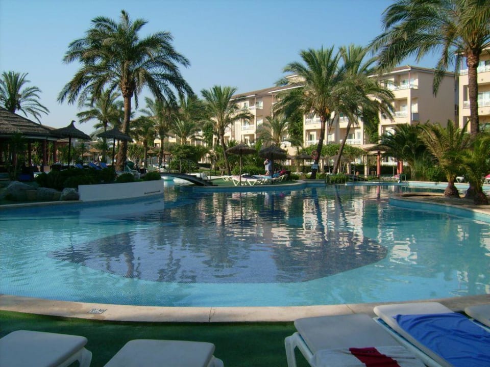 Poollandschaft mit Poolbar Prinsotel La Dorada