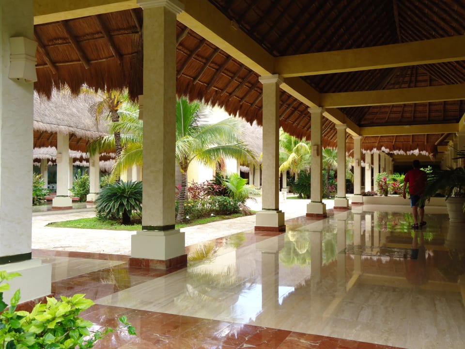 Verbindungsgänge zwischen den Hotels Grand Palladium Kantenah Resort & Spa