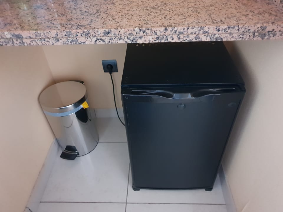 Vorzimmer mit Wickeltisch und Kühlschrank darunter Hotel Riu Buenavista
