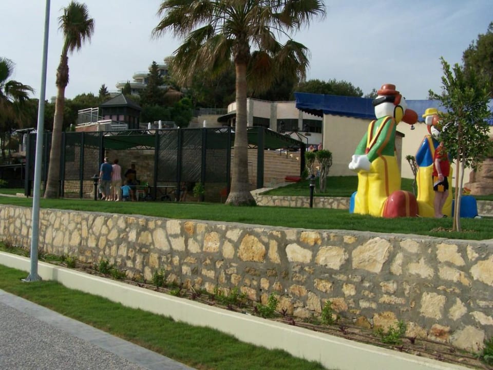 Blick vom Strand zum Miniclub im Hotel Melas Holiday Village