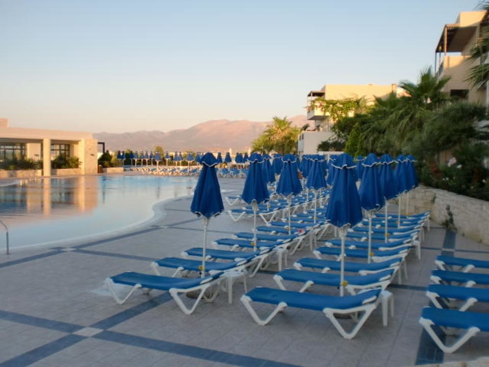 Liegestühle am Animationspool Grand Hotel Holiday Resort