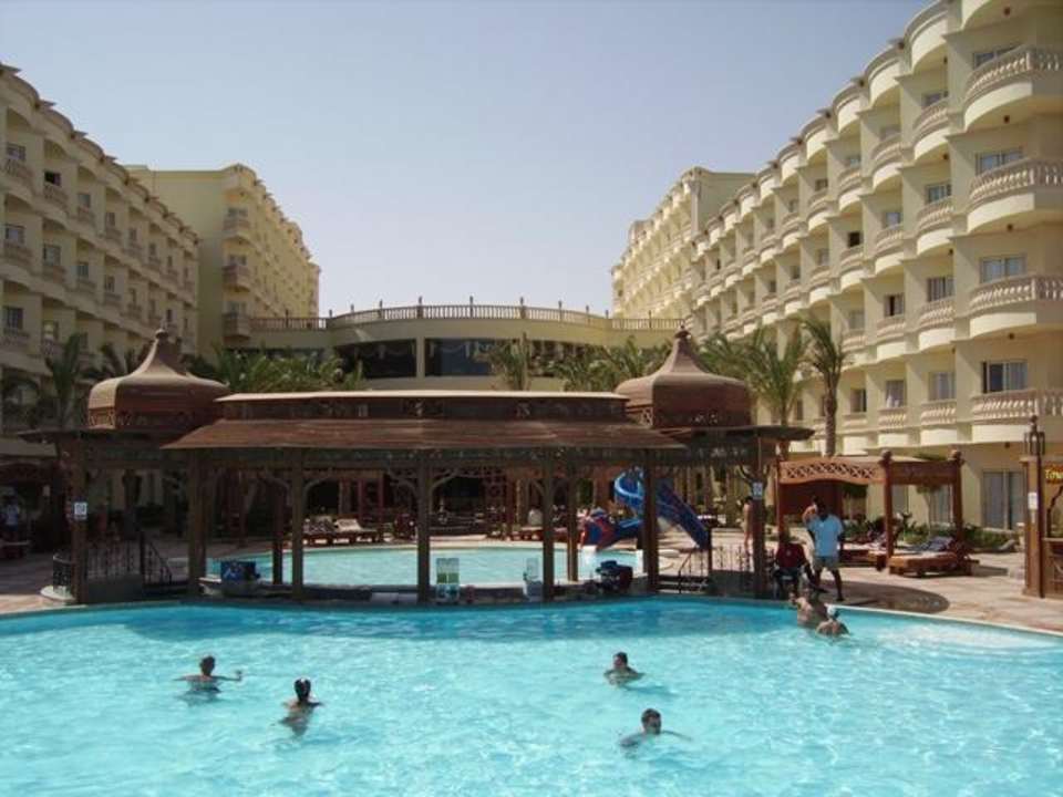 Widok na Festival Rivierę, na basen i bar Riviera Aqua Park Resort