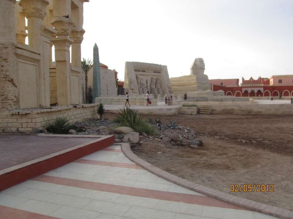 Большая арена - вечером здесь проходит шоу 1000 и 1 Pickalbatros Alf Leila Wa Leila Resort - Neverland Hurghada