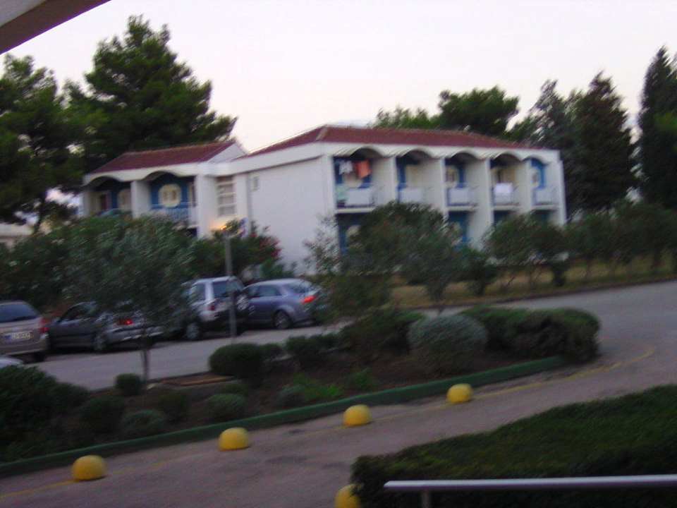 Blick auf éines der Nebengebäude Rivijera Villen & Dependance Flora & Madera