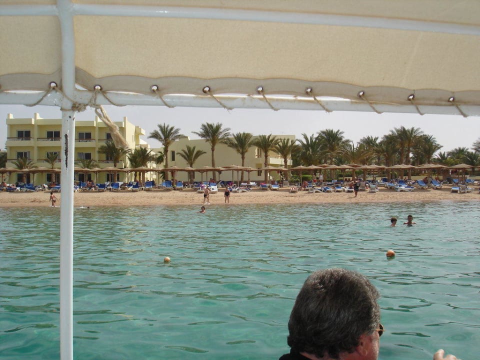 Hotel und Strand vom Wasser aus gesehen Palm Beach Resort