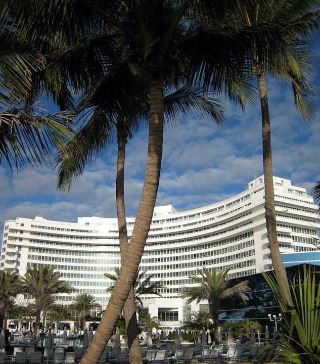 Chateau building Hotel Fontainebleau Miami Beach