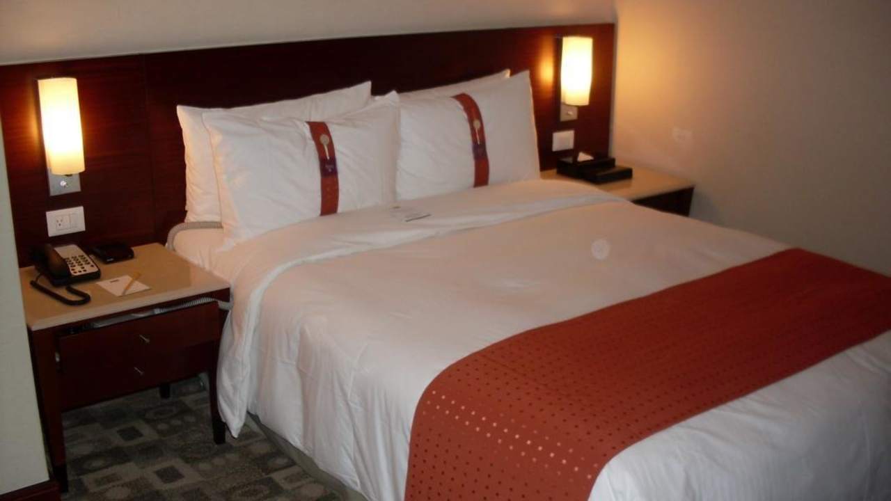 Schlafzimmer der Suite Hotel Holiday Inn East Taipei