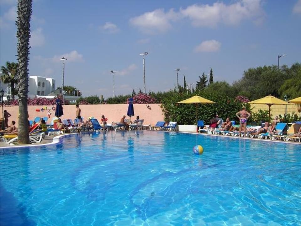 Poolbereich 2  Hotel Nesrine
