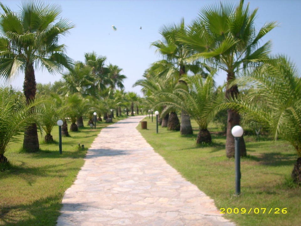 Weg zum Strand Club Grand Side