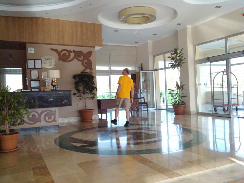 Rechts der Eingang Solivia Hotel