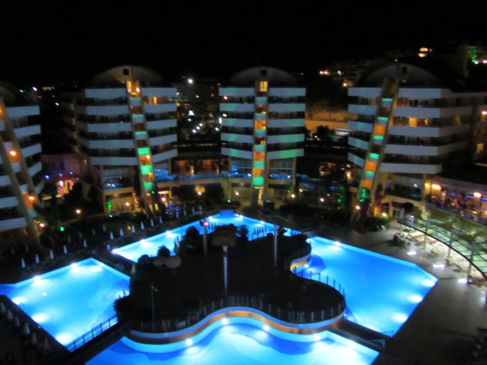 Schön beleuchtetes Hotel Alaiye Resort & Spa