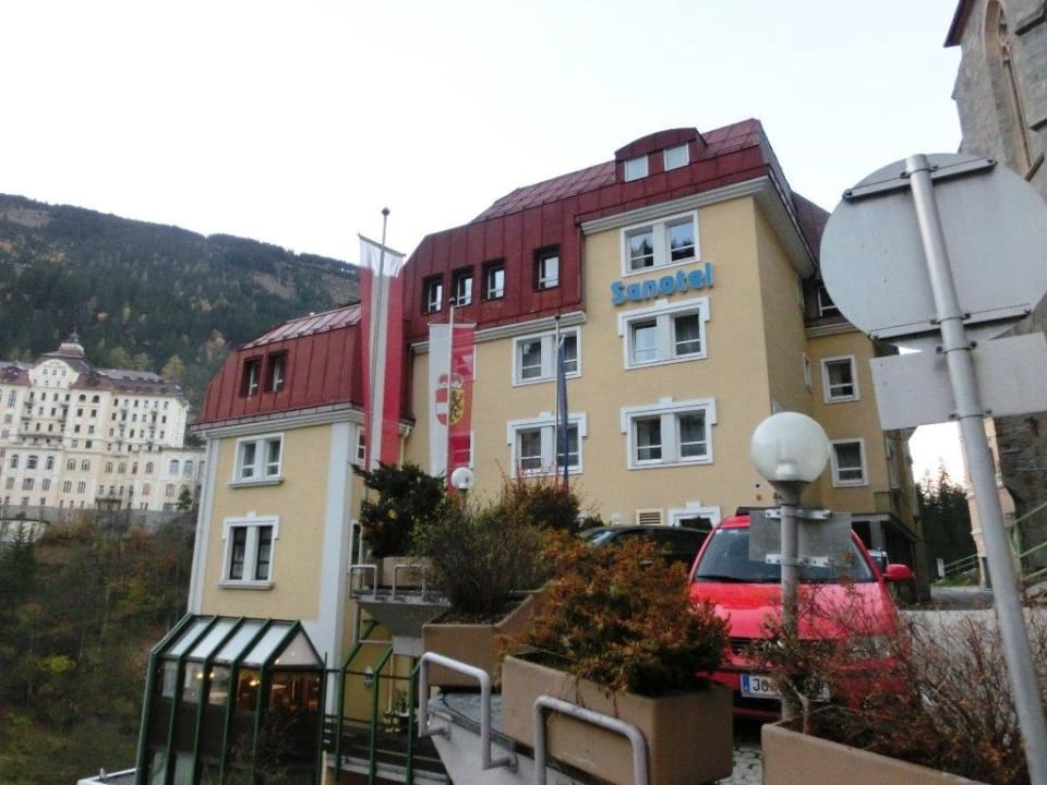 Das Hotel liegt neben dem Wasserfall Sanotel Bad Gastein
