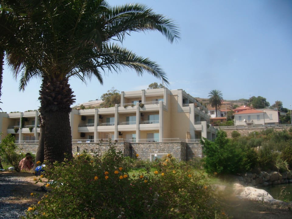 Sicht vom Strand zum Hotel Aregai Marina Hotel & Residence