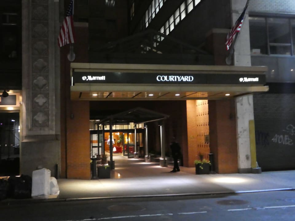 Eingang am Abend Hotel Courtyard by Marriott Times Square South