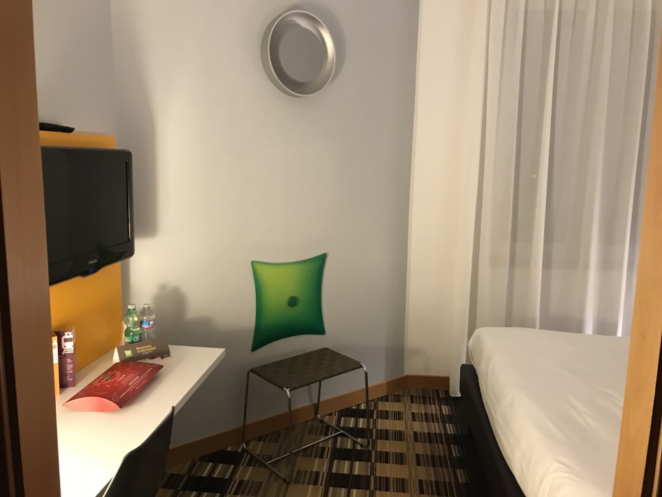 Zimmer Ibis Styles Napoli Garibaldi