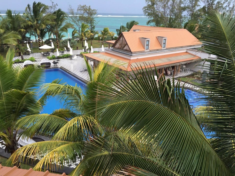 Ausblick vom Zimmer / Balkon Crystals Beach Resort Belle Mare, a member of Radisson Individuals