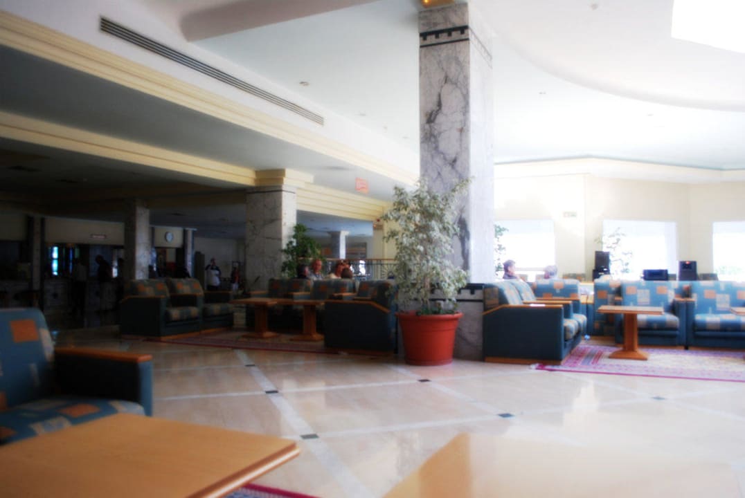 Eingangsbereich mit Bar in Richtung Restaurant El Mouradi Club Kantaoui