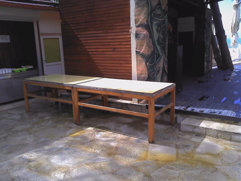 Vor der Bühne der Tisch für das Kuchenbuffet Hotel Sirma