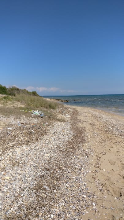 Sehr viel Müll am Strand nahe des Hotels. Salamis Bay Conti Resort Hotel & Casino