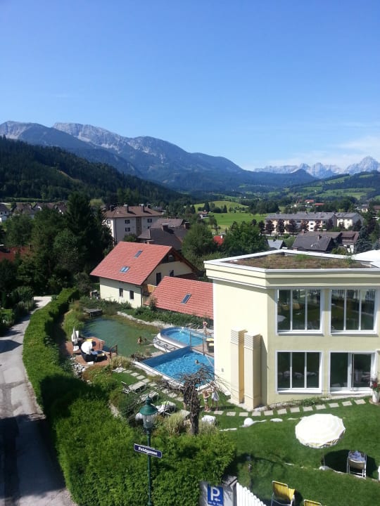 Ausblick auf Schwimmteich und Sportbecken Dilly - Das Nationalpark Resort