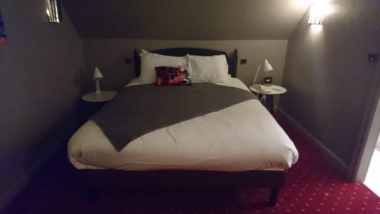 Blick aufs Bett Best Western Hotel Au Cheval Blanc Mulhouse Nord