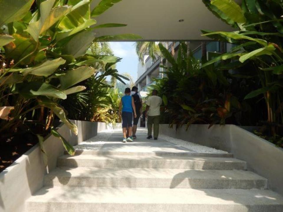 Weg zur Main Road mit Bathmann Seaview Khao Lak Resort