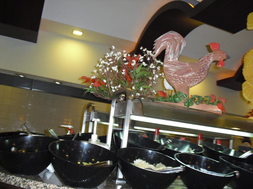 Buffet und Figuren im Hotelrestaurant Telatiye Resort