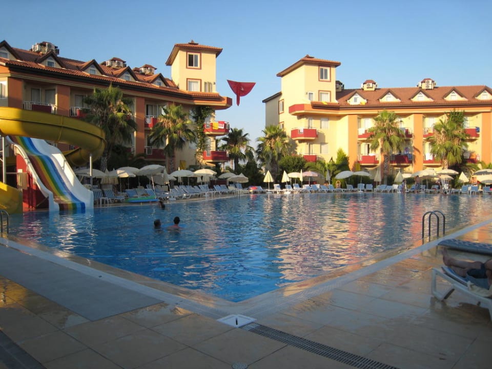 Die Poolanlage und Häuser Hotel Orfeus Park