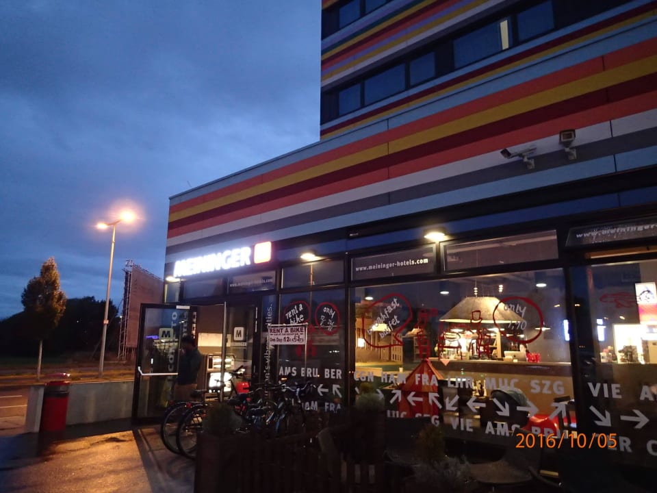 Außenansicht MEININGER Hotel Berlin Airport