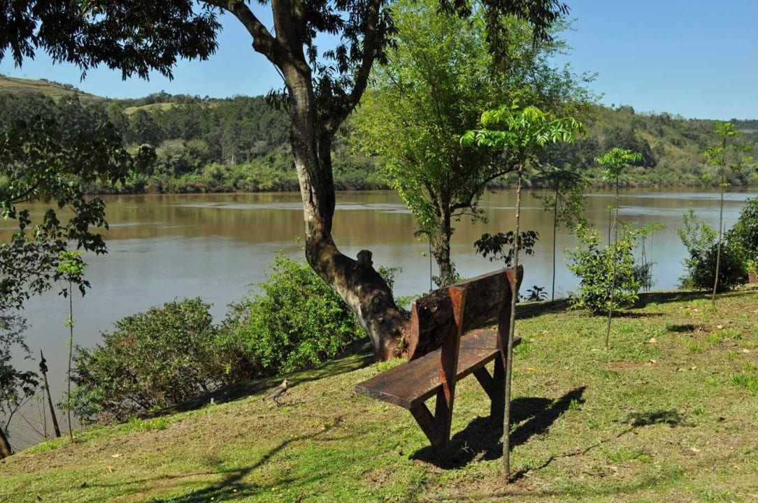 Parque con vista al río y espacios para relax EcoLodge Puro Mocona
