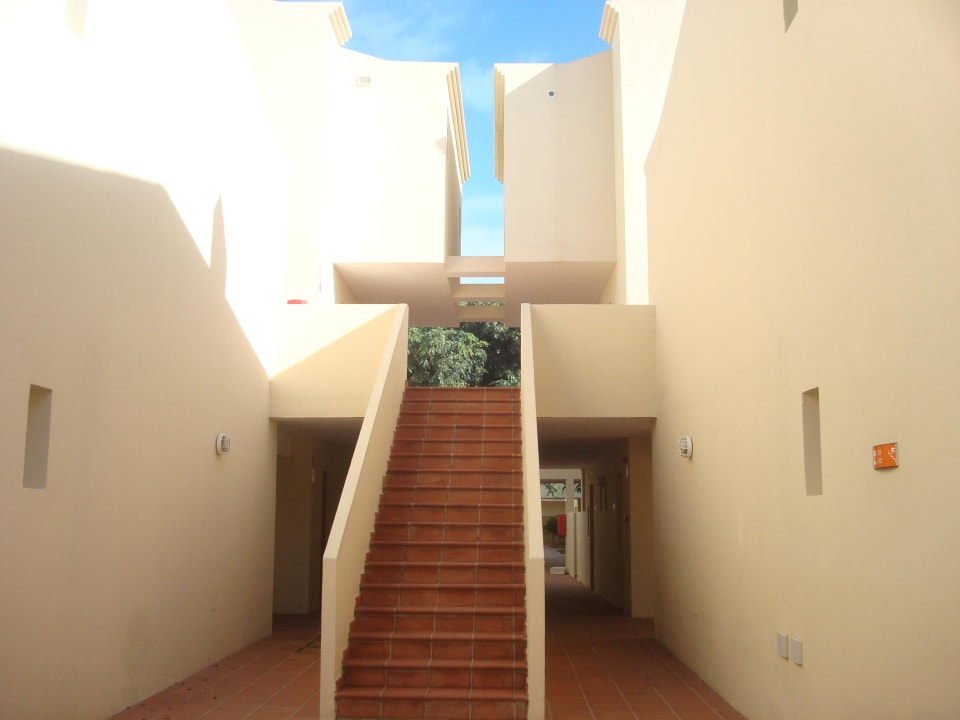Treppe zu den oberen Zimmern Hotel Riu Oliva Beach Resort