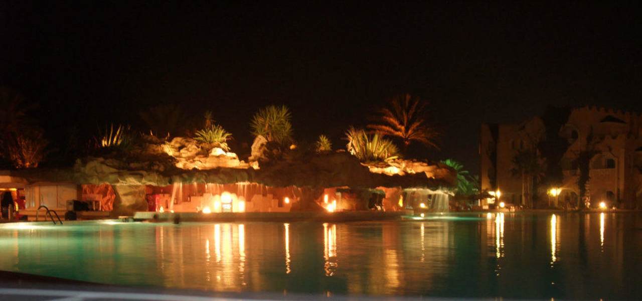 Poolbar bei Nacht Mahdia Beach & Aquapark