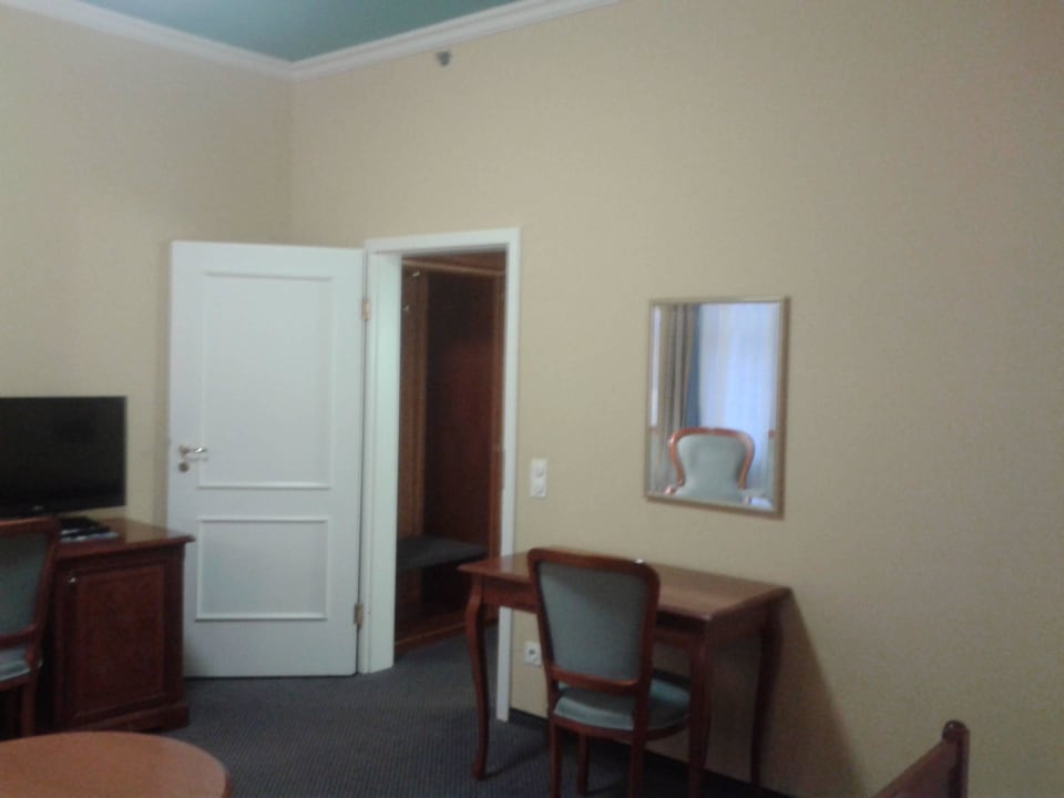 Zwischentür, Tisch und Stuhl Schlosshotel Ballenstedt