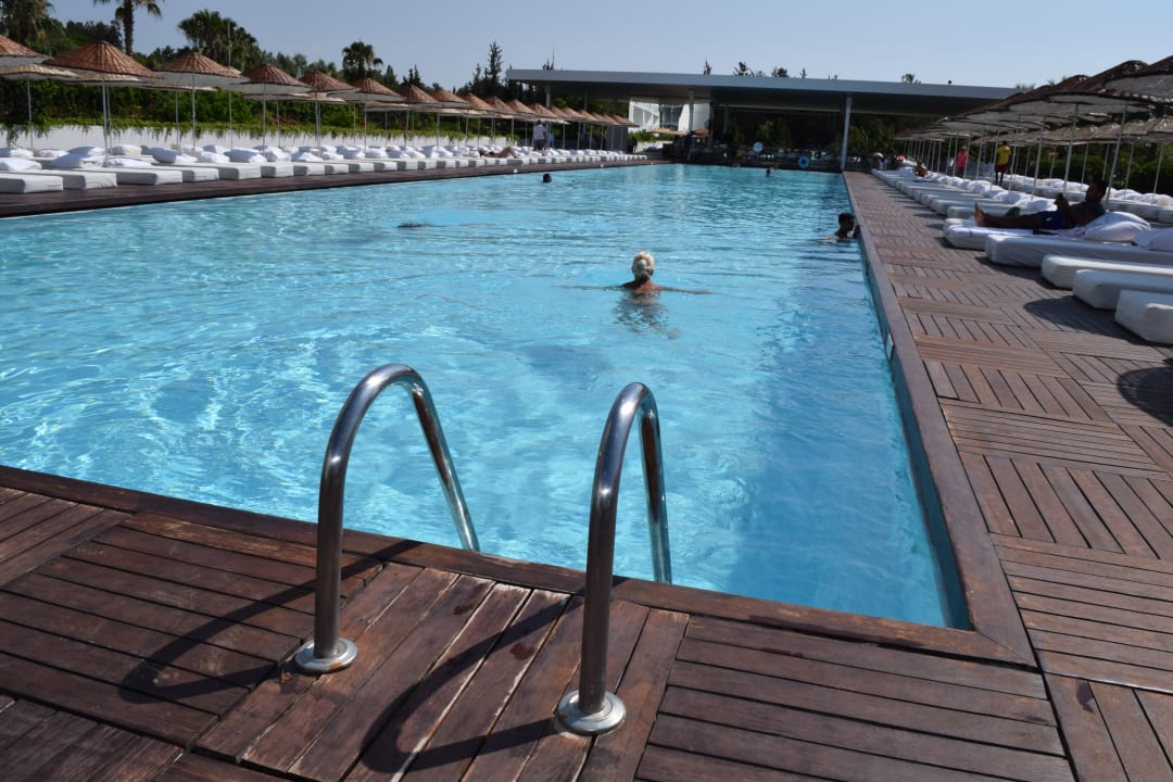 Sehr langer Pool im Außengelände. Hotel SU & Aqualand