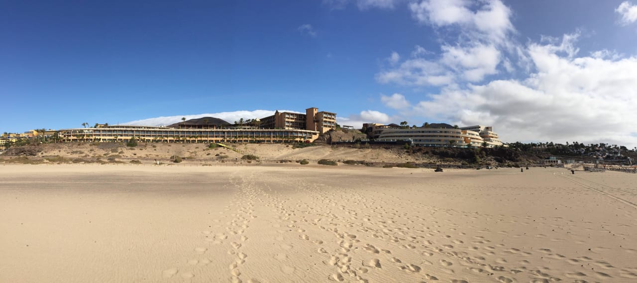Blick vom Strand aufs Hotel Iberostar Selection Fuerteventura Palace