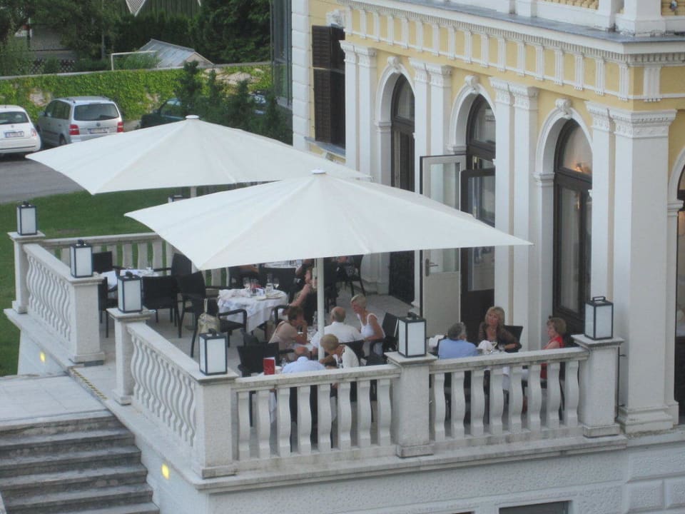 Terrasse vor dem Restaurant Villa Seilern Vital Resort