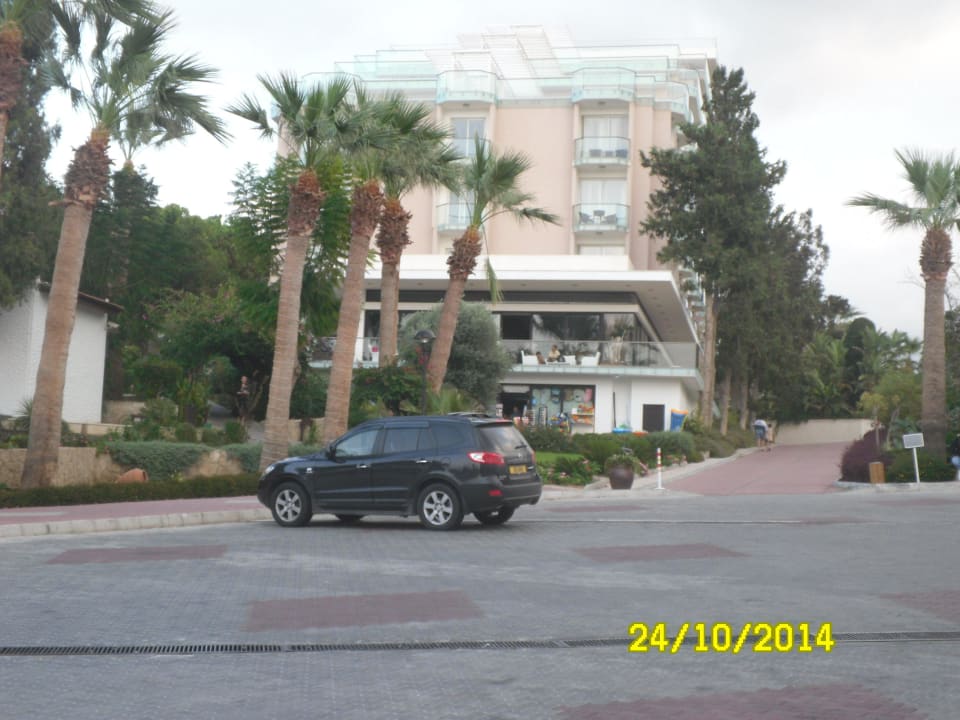 Parkplatz mit Hotel Nebengebäude Acapulco Beach Club & Resort