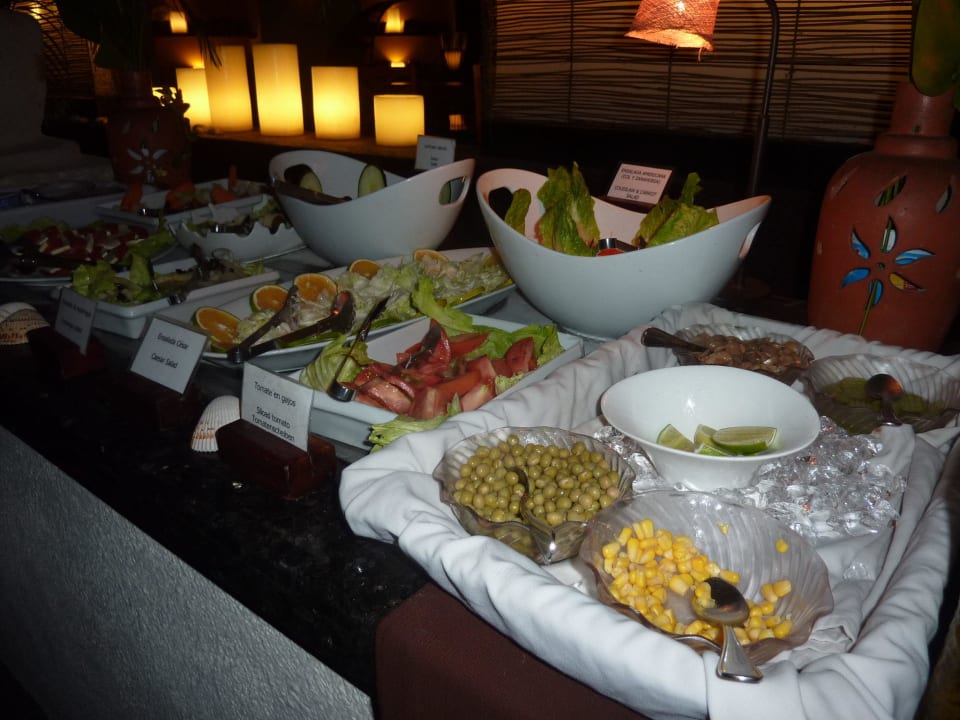 Salatbüffet - stets wechselnd und appetitlich Villas HM Paraiso del Mar