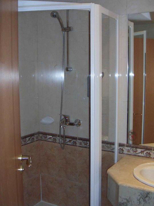 Duschkabine im Badezimmer Hotel Lebed