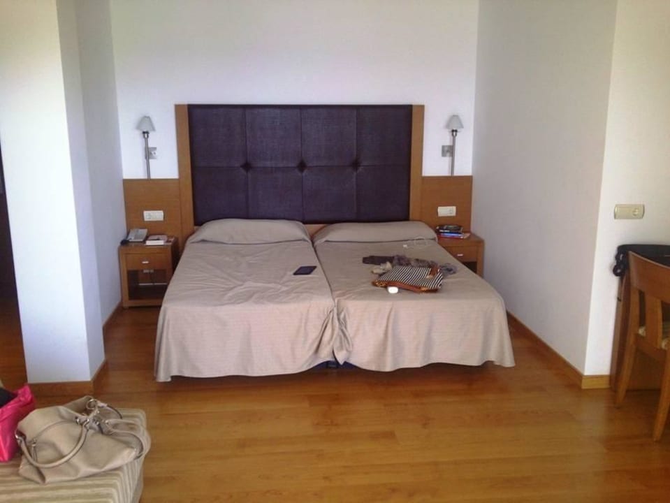 Zimmerinneres mit Bett Hotel Garbi Ibiza & Spa