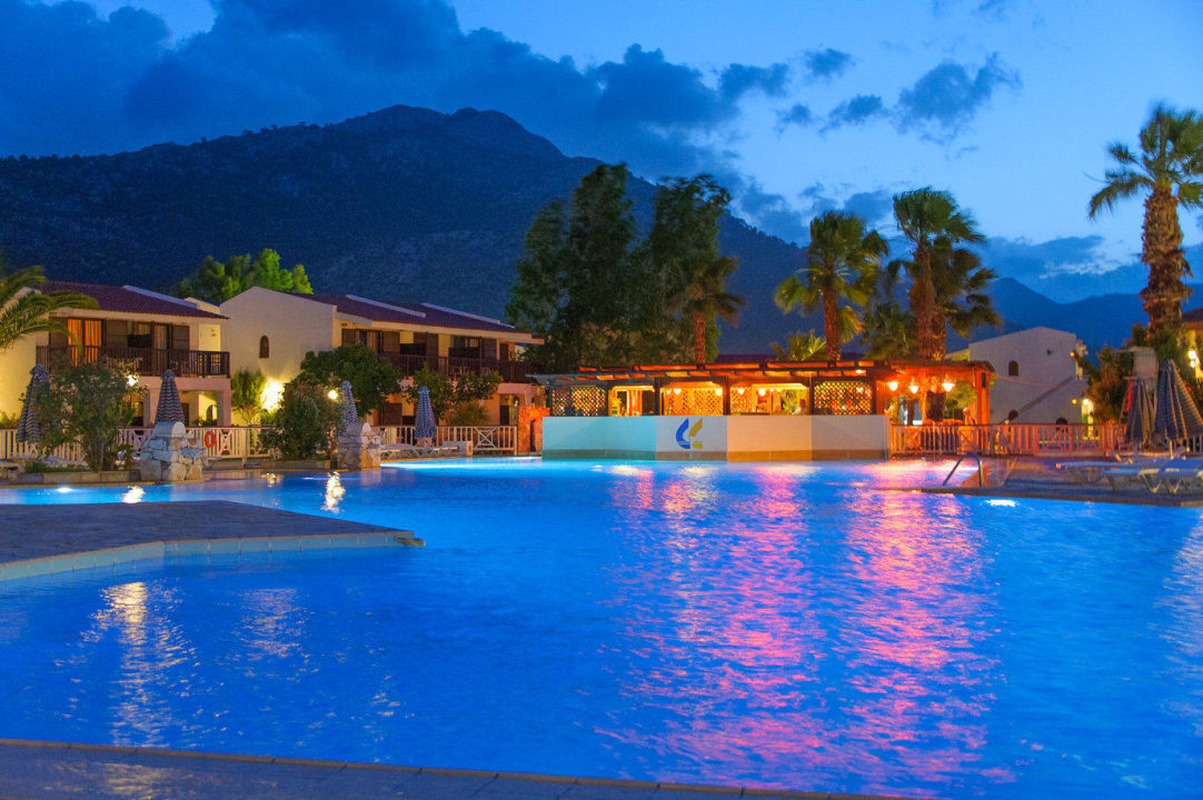 Swimming pool Golden Coast Hotel & Bungalows