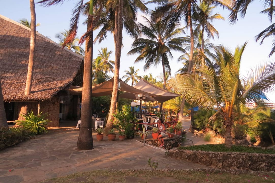 Außenansicht der Lobby von der Hotelseite Bahari Beach Hotel