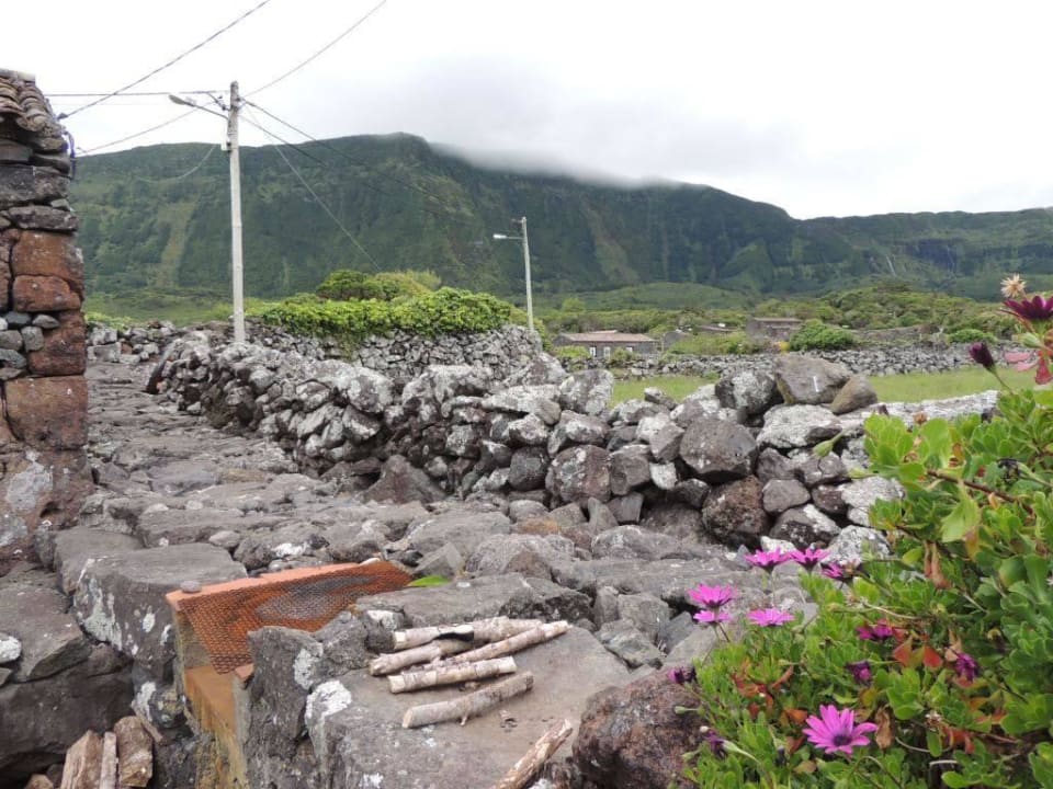 Grillrost und Blick zu den anderen Häusern Hotel Aldeia da Cuada