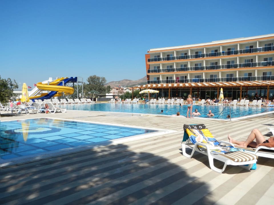 Pool mit Blick aud den neuen Block Royal Beach Club Hotel