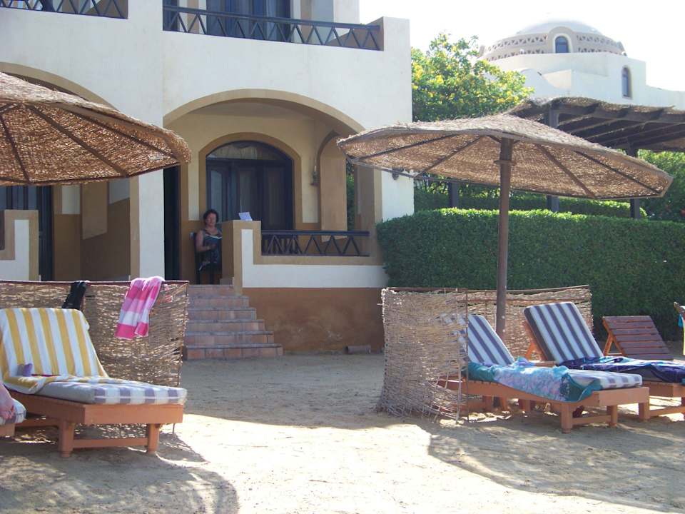 Terrasse und Liegen vor Zi. 204 Dawar El Omda - Adults only  (Im Umbau/Renovierung)