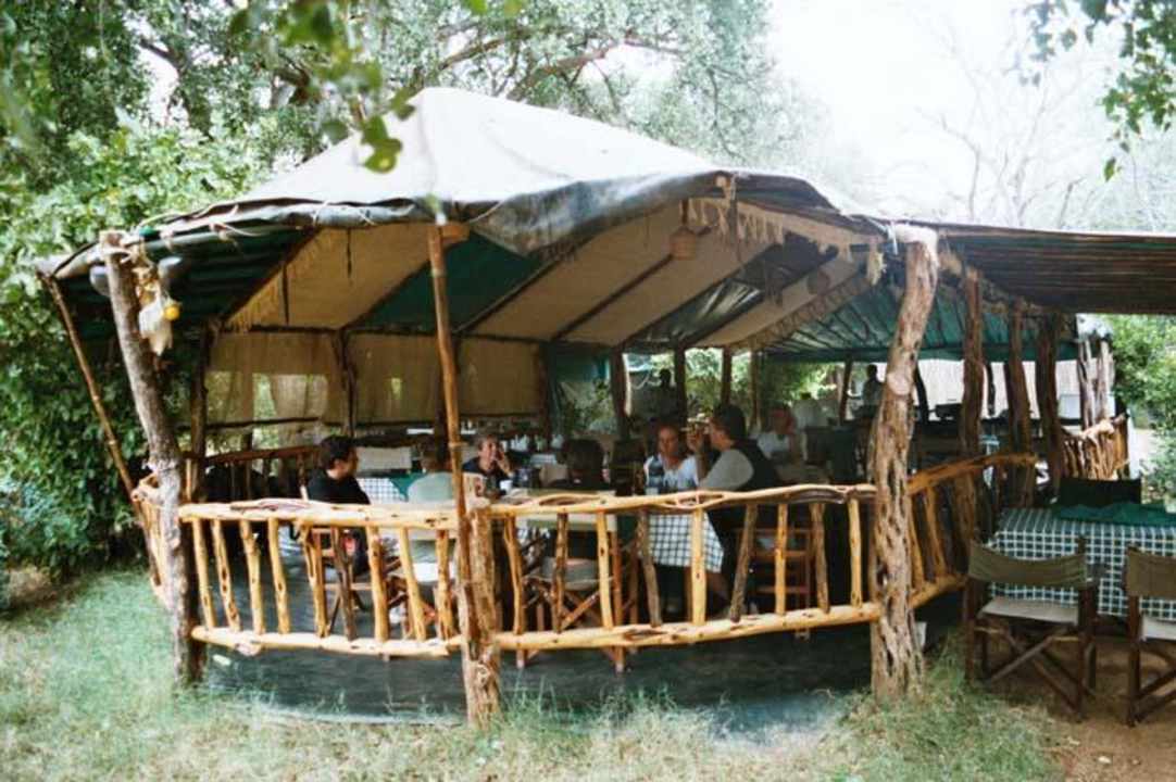 Offenes Restaurant Hotel Ndololo Safari Camp