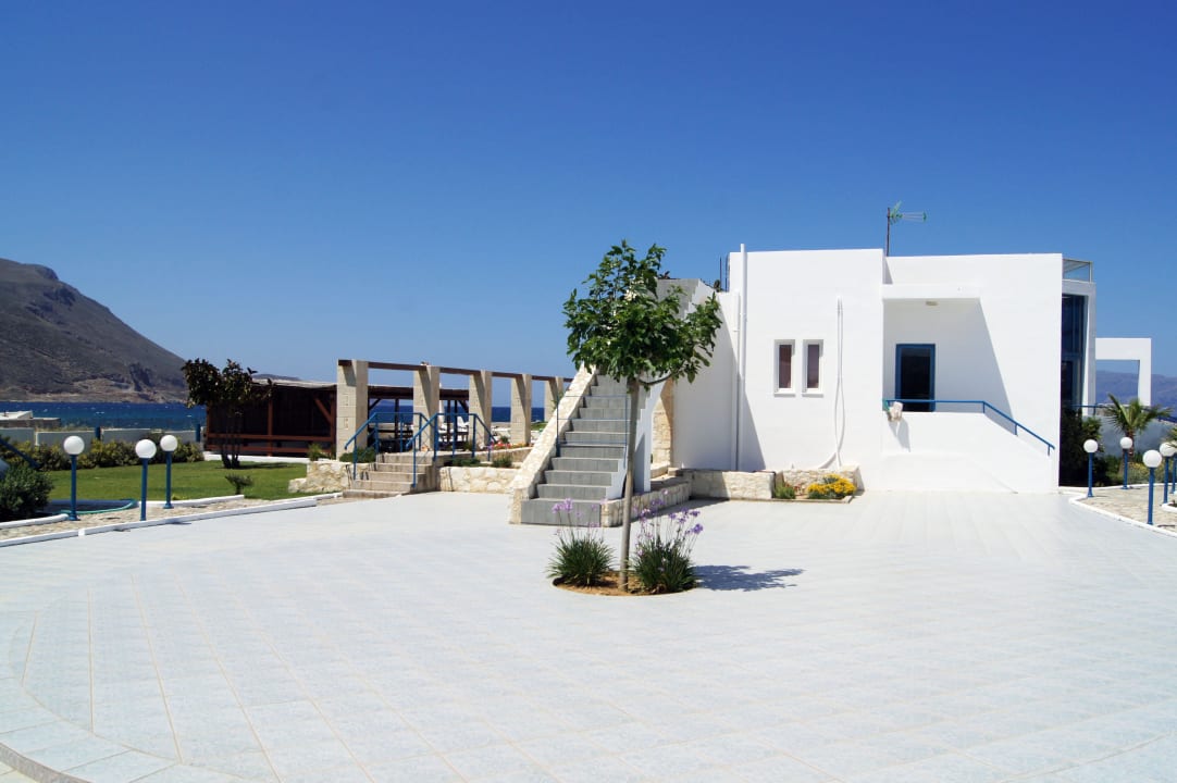 Outside Viglia Beach Apartments