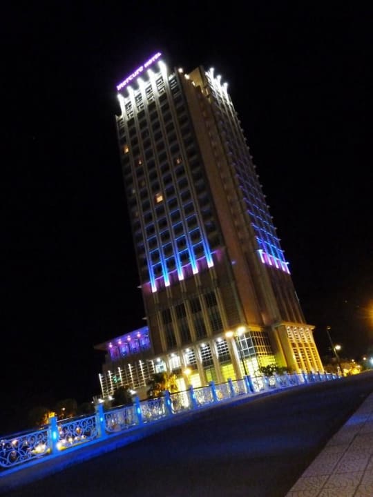 Hotel bei Nacht Grand Mercure Danang