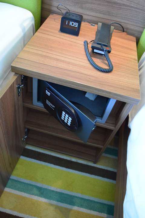 Nachttisch mit Safe Hampton by Hilton Warsaw City Centre