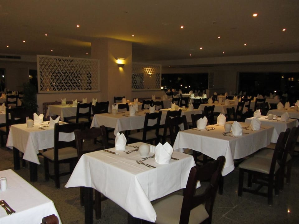 Im Restaurent Three Corners Equinox Beach Resort